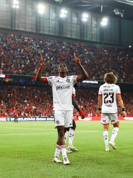 Evertton Araújo, cria da base do Flamengo, comemora gol sobre o Athletico - Gilvan de Souza/Flamengo