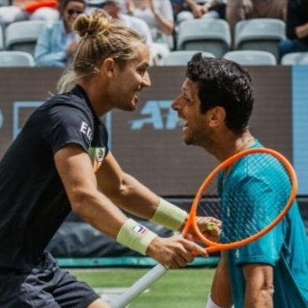 Rafael Matos e Marcelo Melo celebram o título na grama do ATP 250 de Stuttgart de tênis, na Alemanha