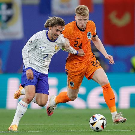 Antoine Griezmann (França) e Jerdy Schouten (Holanda) em ação durante jogo da Eurocopa