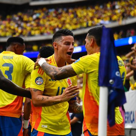 James Rodríguez comemora com Daniel Muñoz, autor de gol em Colômbia x Paraguai, pela Copa América