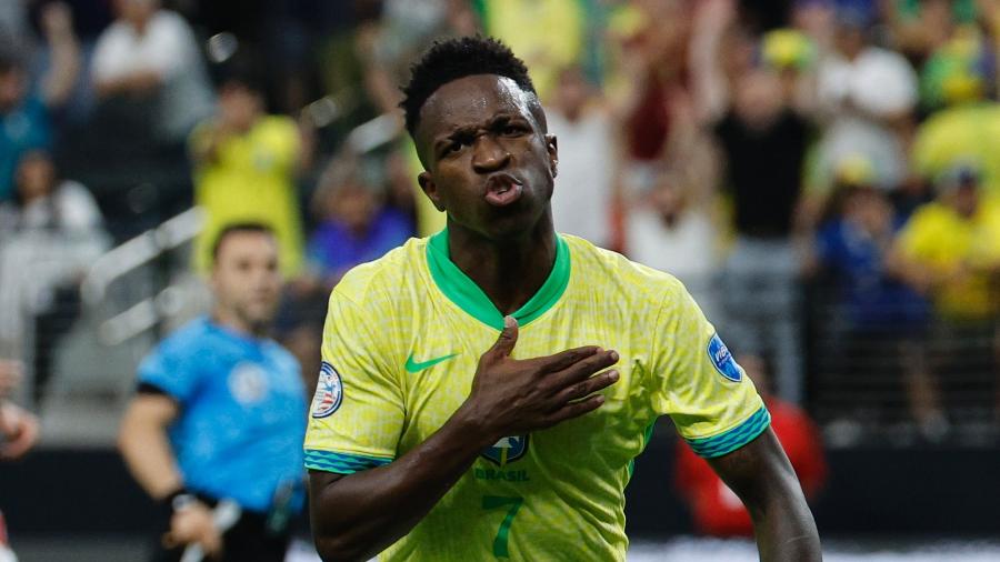 Vini Jr, do Brasil, celebra gol marcado sobre o Paraguai em partida da Copa América