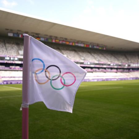 Estádio de futebol com bandeira olímpica, em Paris, 2024