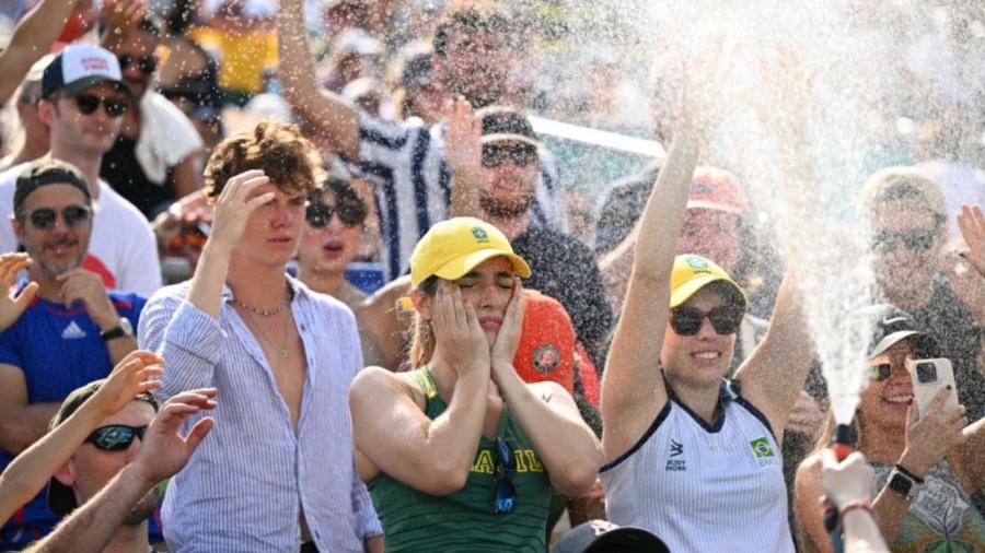 Torcida sofre com calor em Paris durante jogo de vôlei de praia nas Olimpíadas