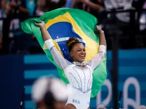 Rebeca é prata no salto e chega à sua terceira medalha em Paris