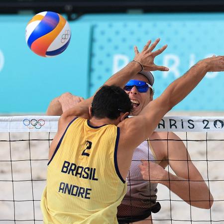 André em ação contra a dupla alemã nas oitavas do vôlei de praia nas Olimpíadas de Paris