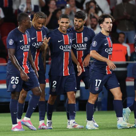 Jogadores do PSG comemoram gol diante do Montpellier pela segunda rodada do Campeonato Francês