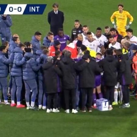 Jogadores e médicos isolam Edoardo Bove após jogador cair no gramado - Reprodução