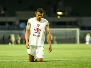 Thiago Silva paga promessa de joelhos após Fluminense permanecer na Série A