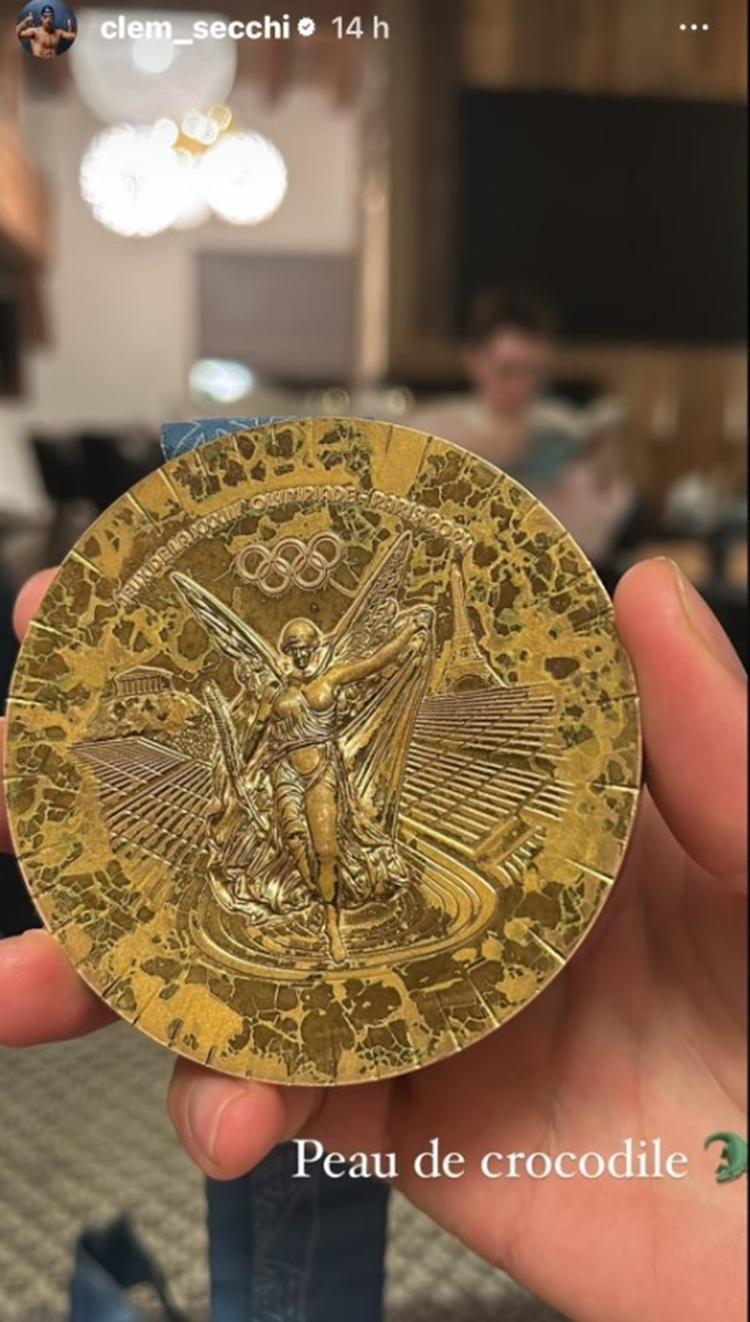 Clément Secchi, nadador francês, mostra medalha de bronze das Olimpíadas de Paris-2024 desbotada