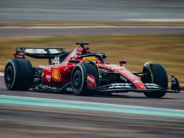 Torcida madrugando, transmissão ao vivo: a estreia de Hamilton na Ferrari