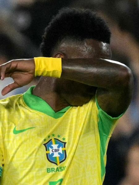 Vinícius Júnior durante jogo entre Argentina e Brasil pelas Eliminatórias Vinícius Júnior durante jogo entre Argentina e Brasil pelas Eliminatórias