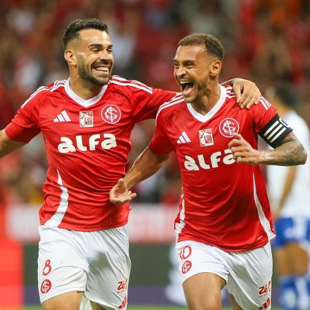 Alan Patrick comemora gol marcado contra o Cruzeiro no Brasileirão