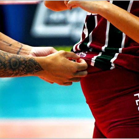 Ariane ajeita a camisa de Pri Heldes, levantadora do Fluminense que jogou Superliga grávida Ariane ajeita a camisa de Pri Heldes, levantadora do Fluminense que jogou Superliga grávida