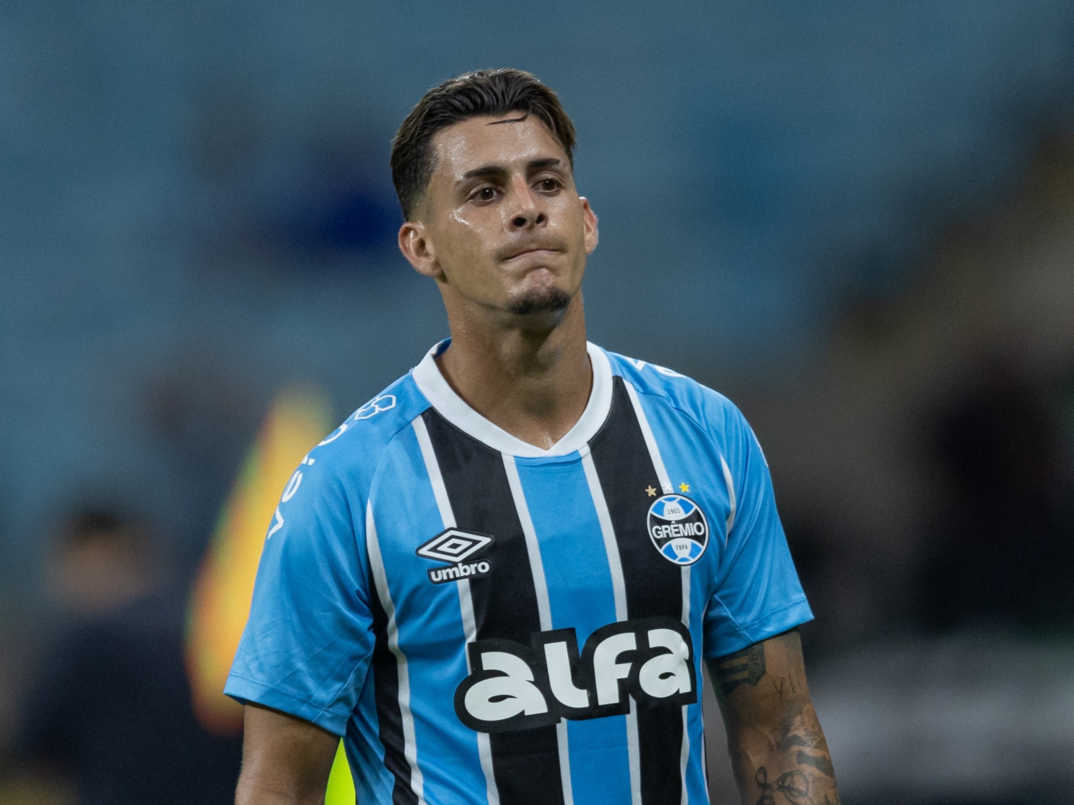 Grêmio inicia negociações para prorrogação dos contratos de Pavón e Amuzu após conquista estadual