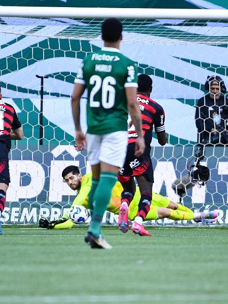 Rossi defende pênalti de Piquerez em Palmeiras x Flamengo Rossi defende pênalti de Piquerez em Palmeiras x Flamengo