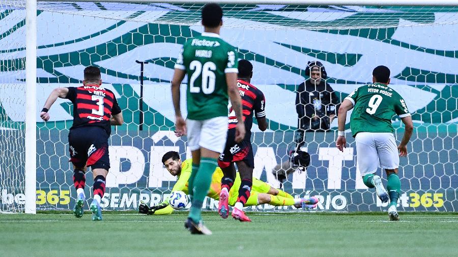 Rossi defende pênalti de Piquerez em Palmeiras x Flamengo Rossi defende pênalti de Piquerez em Palmeiras x Flamengo