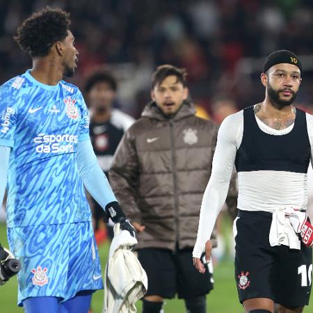 Hugo Souza, Romero e Memphis Depay, do Corinthians, deixam o campo após derrota para o Huracán, pela Sul-Americana - Daniel Jayo/Getty Images