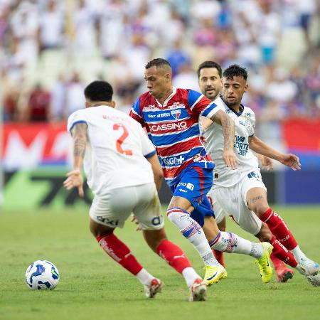 Jogadores de Fortaleza e Bahia em ação no Brasileirão Jogadores de Fortaleza e Bahia em ação no Brasileirão