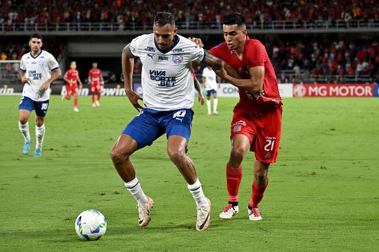 Navarro e David Duarte em ação durante jogo entre América de Cali e Bahia na Sul-Americana