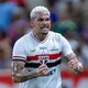 Luciano desencanta, São Paulo supera expulsão de Rigoni e vence o Fortaleza