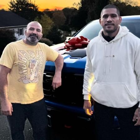 Alex Poatan presenteia Glover Teixeira com carro novo