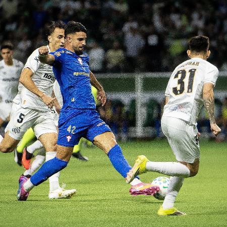 flaco-lopez-do-palmeiras-em-acao-contra-o-santos-pela-copa-do-brasil-1787794229689_v2_450x450 Palmeiras domina Santos na Copa do Brasil e se aproxima da semifinal; veja como foi