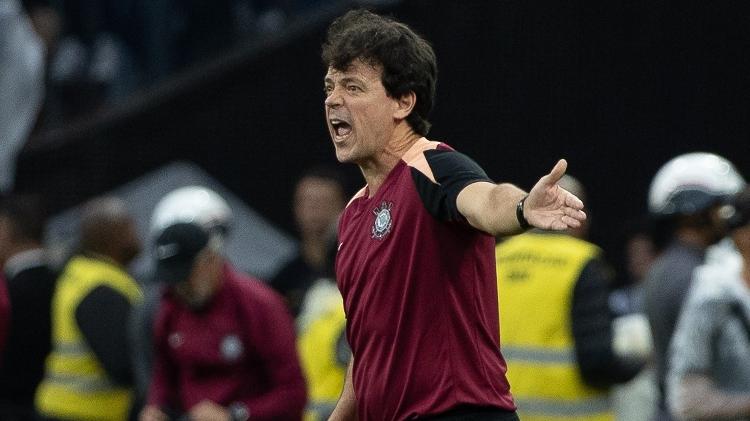 Fernando Diniz, técnico do Corinthians, durante partida contra o Santos, pelo Brasileirão