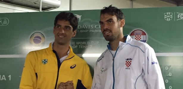 Thomaz Bellucci ao lado do croata Mate Delic, seu primeiro adversário na Copa Davis - Divulgação