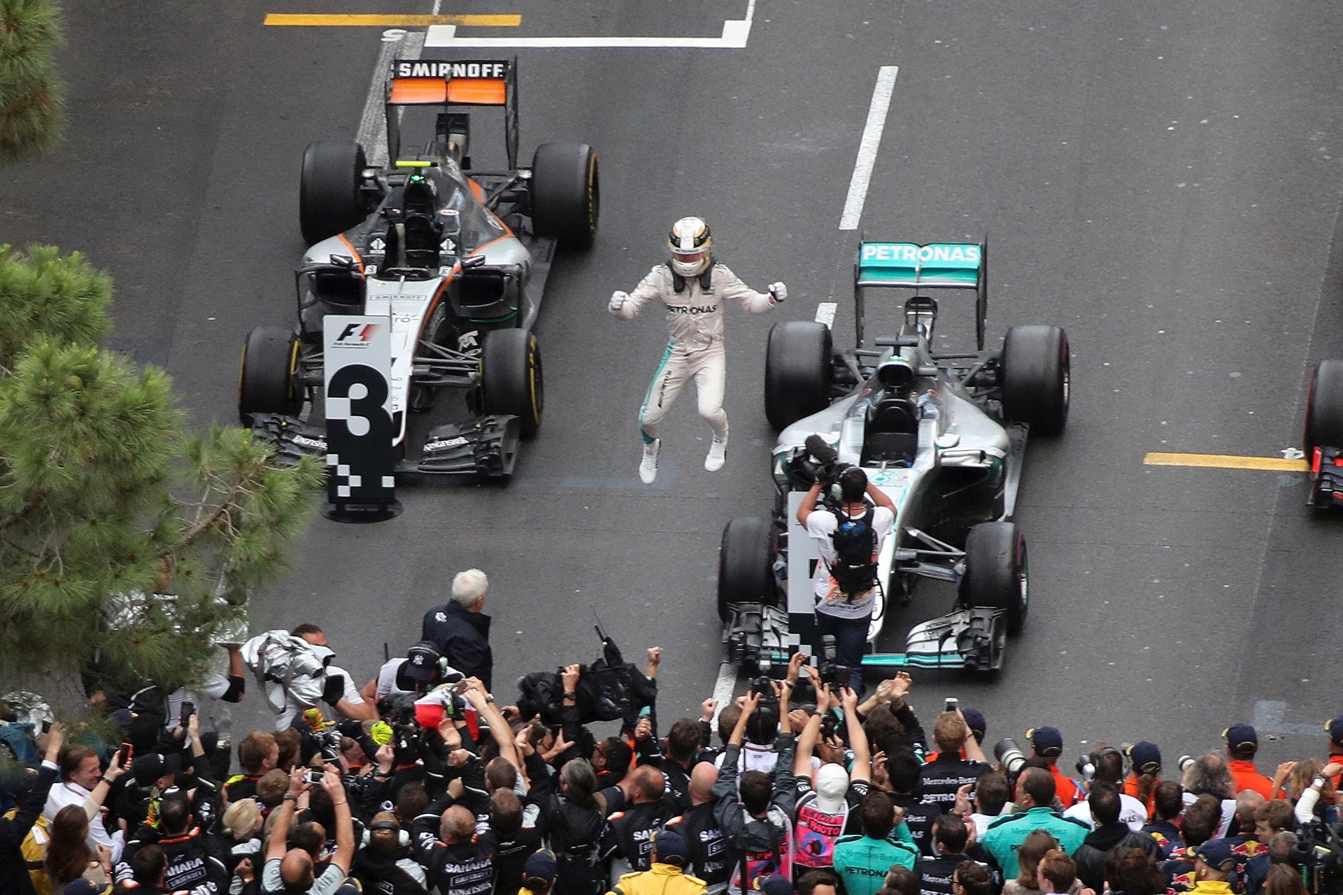 Hamilton pula de alegria para comemorar a vitória - AFP PHOTO / VALERY HACHE