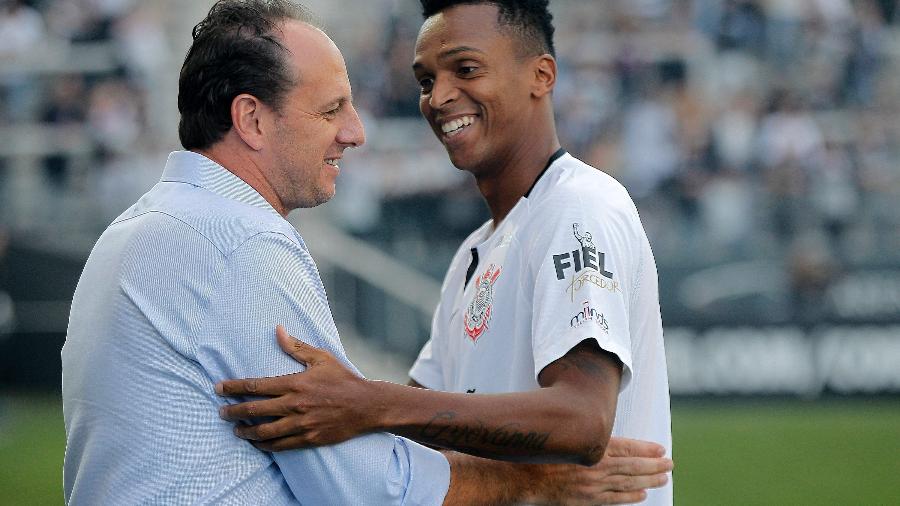 Jô e Rogério Ceni se cumprimentam antes de a bola rolar na Arena Corinthians - Daniel Vorley/AGIF