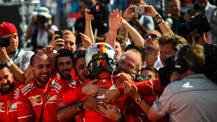 Vettel abraça membros da Ferrari após a vitória no GP da Hungria - Xinhua/Jure Makovec
