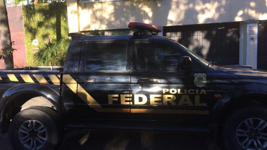 Veículo da Polícia Federal estacionado em frente à residência Carlos Arthur Nuzman - Rodrigo Mattos/UOL
