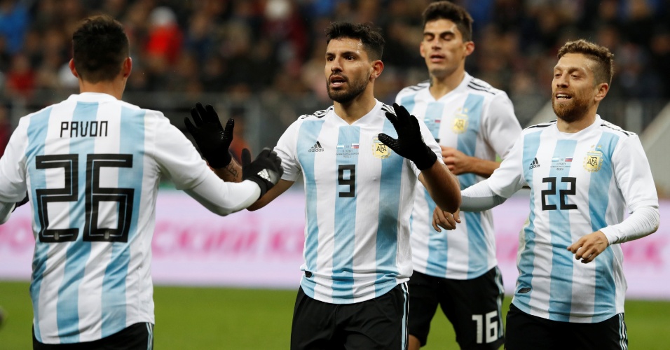 Agüero comemora o gol da vitória da Argentina sobre a Rússia