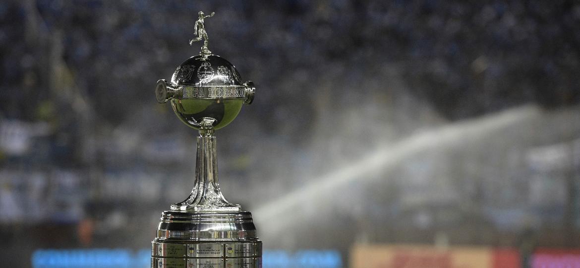 Troféu da Copa Libertadores é exposto em La Fortaleza antes de Lanús x Grêmio - AFP PHOTO / JUAN MABROMATA