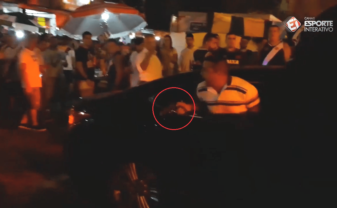 Torcedor é ameaçado por homem armado após dar tapa no carro de Eurico Miranda - undefined