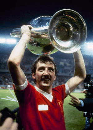 Herói do título, Kennedy ergue a taça europeia de 1981 com o punho imobilizado - Divulgação/Liverpool FC