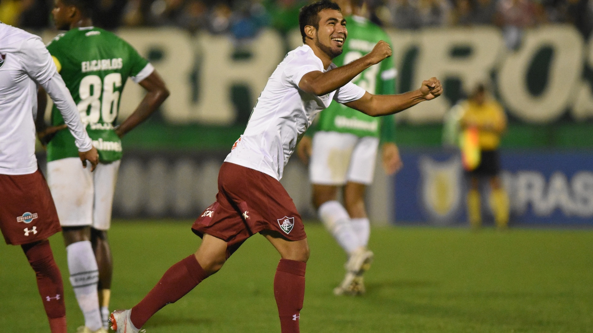 O equatoriano Sornoza comemora o segundo gol do Fluminense diante da Chapecoense