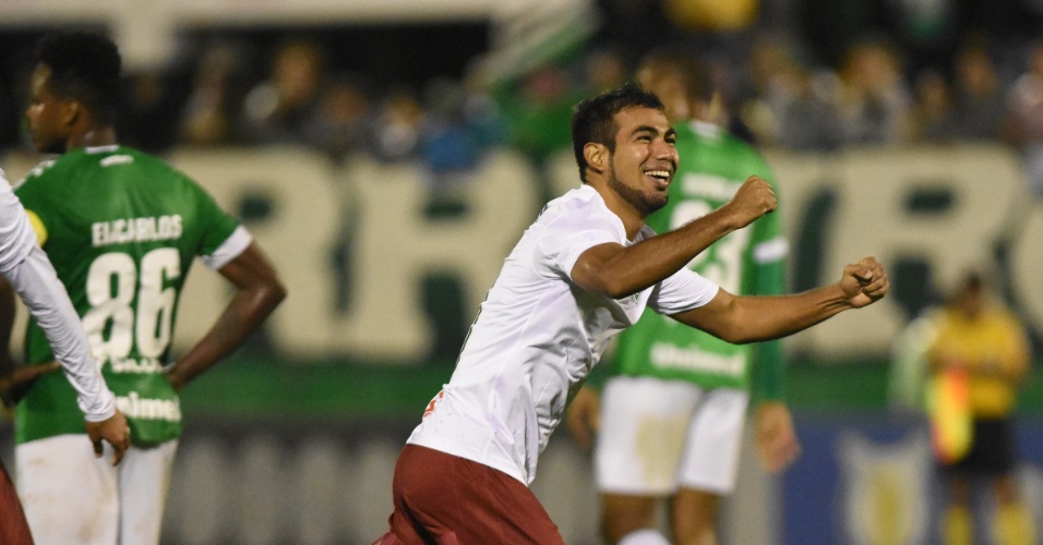 O equatoriano Sornoza comemora o segundo gol do Fluminense diante da Chapecoense