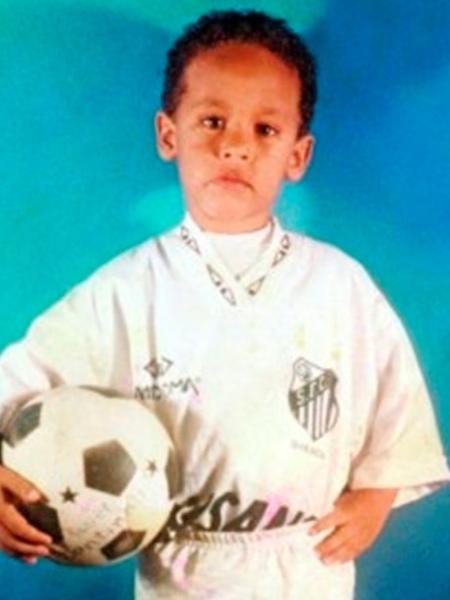 Astro do PSG ganhou bolsa de estudos em escola na infância, graças ao talento com a bola - @SantosFC/Twitter