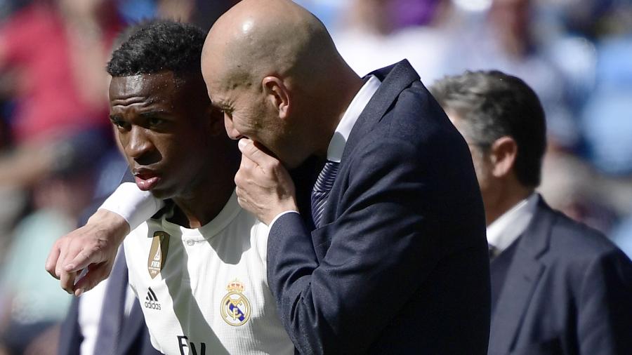Zidane conversa com Vinicius Jr. - JAVIER SORIANO/AFP