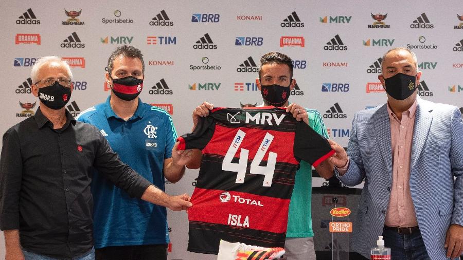 Com nova marca estampada em painel, Mauricio Isla é apresentado como novo reforço do Flamengo - Alexandre Vidal/Flamengo