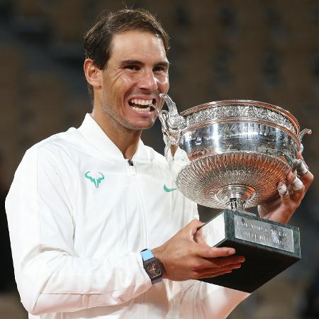 Rafael Nadal com o troféu de Roland Garros 2020 - Getty Images
