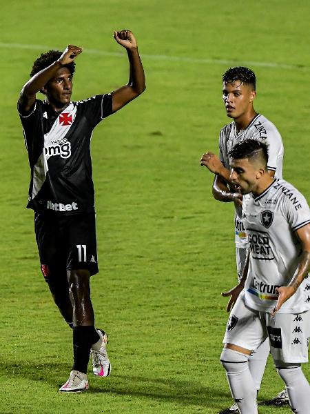 Talles celebra gol do Vasco no Botafogo - Thiago Ribeiro/AGIF