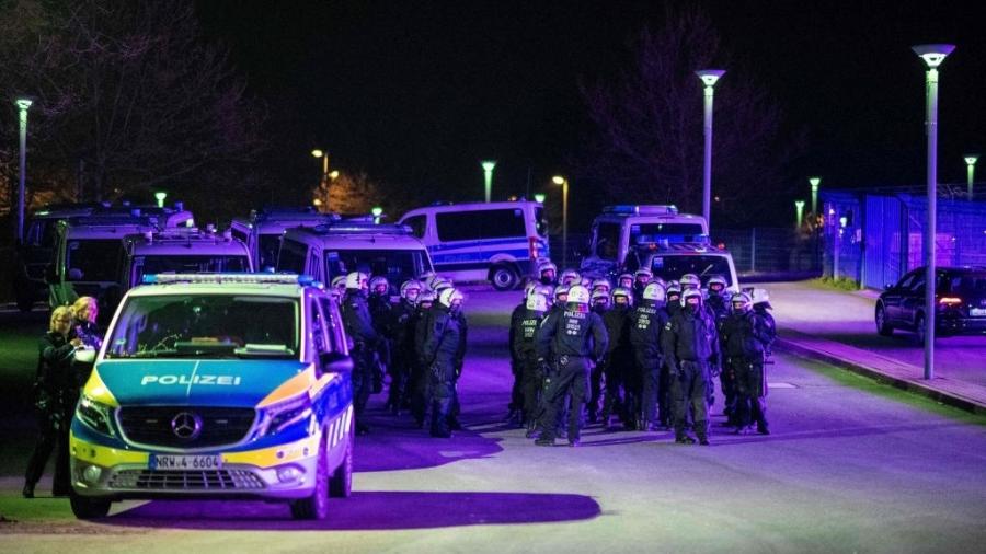 Policiais esperam saída do Shalke 04 após atletas do time serem confrontados com agressões - picture alliance/dpa/picture alliance via Getty I