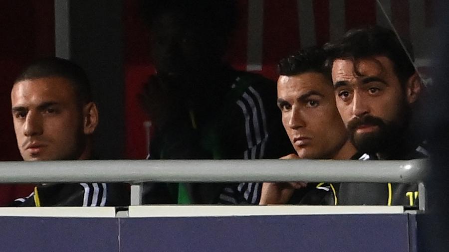 Cristiano Ronaldo assiste ao jogo da Juventus do banco de reservas após ser preterido da equipe principal por Andrea Pirlo - Andreas Solaro/AFP