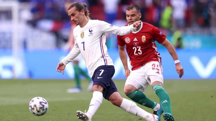 Griezmann briga pela bola durante França x Hungria, pela Eurocopa - Alex Pantling/Getty Images