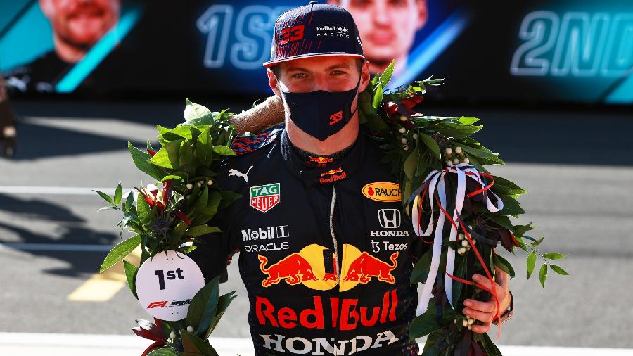 Max Verstappen celebra a vitória na primeira corrida de classificação da F1, em Silverstone, no ano passado - Mark Thompson/Getty Images