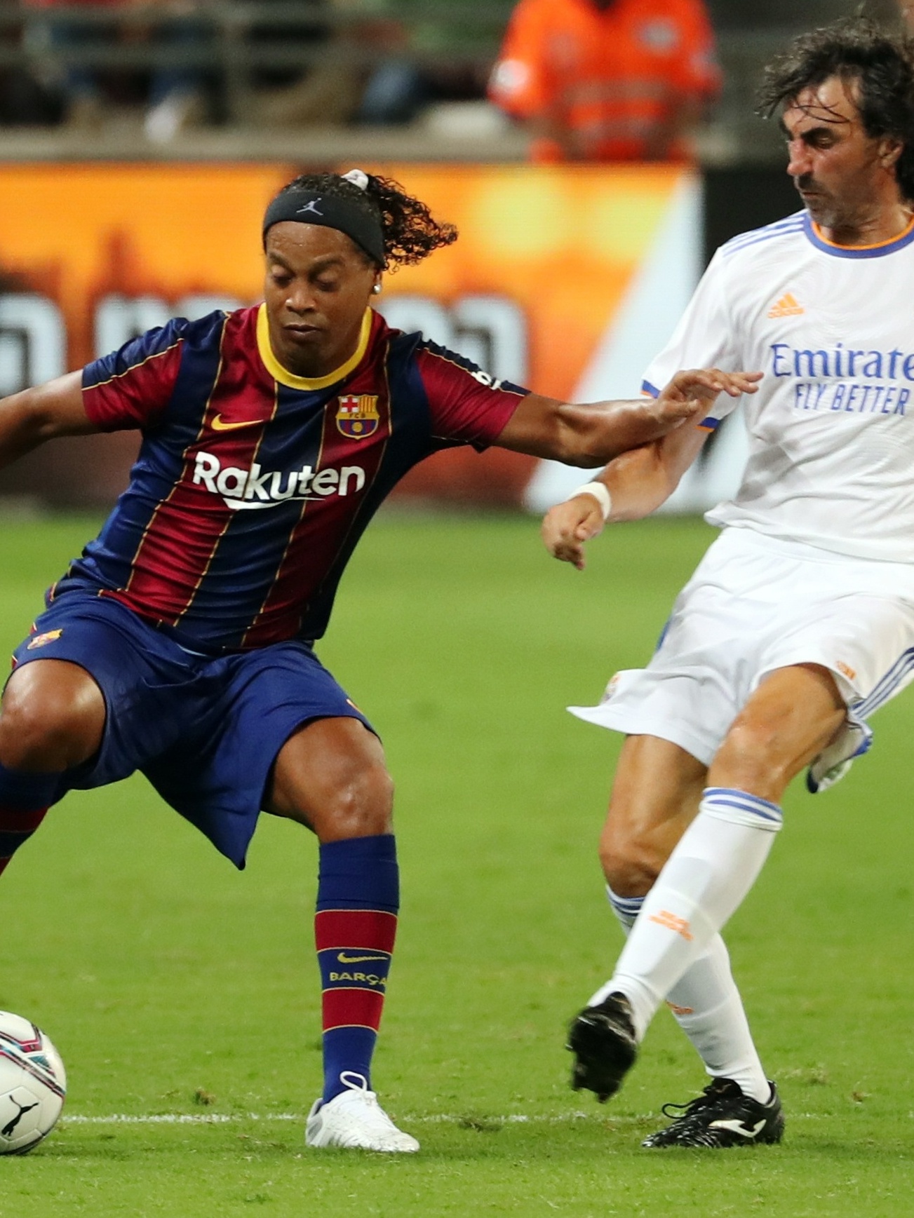 Ronaldinho Gaúcho dá show em jogo de lendas de Barcelona e Real Madrid