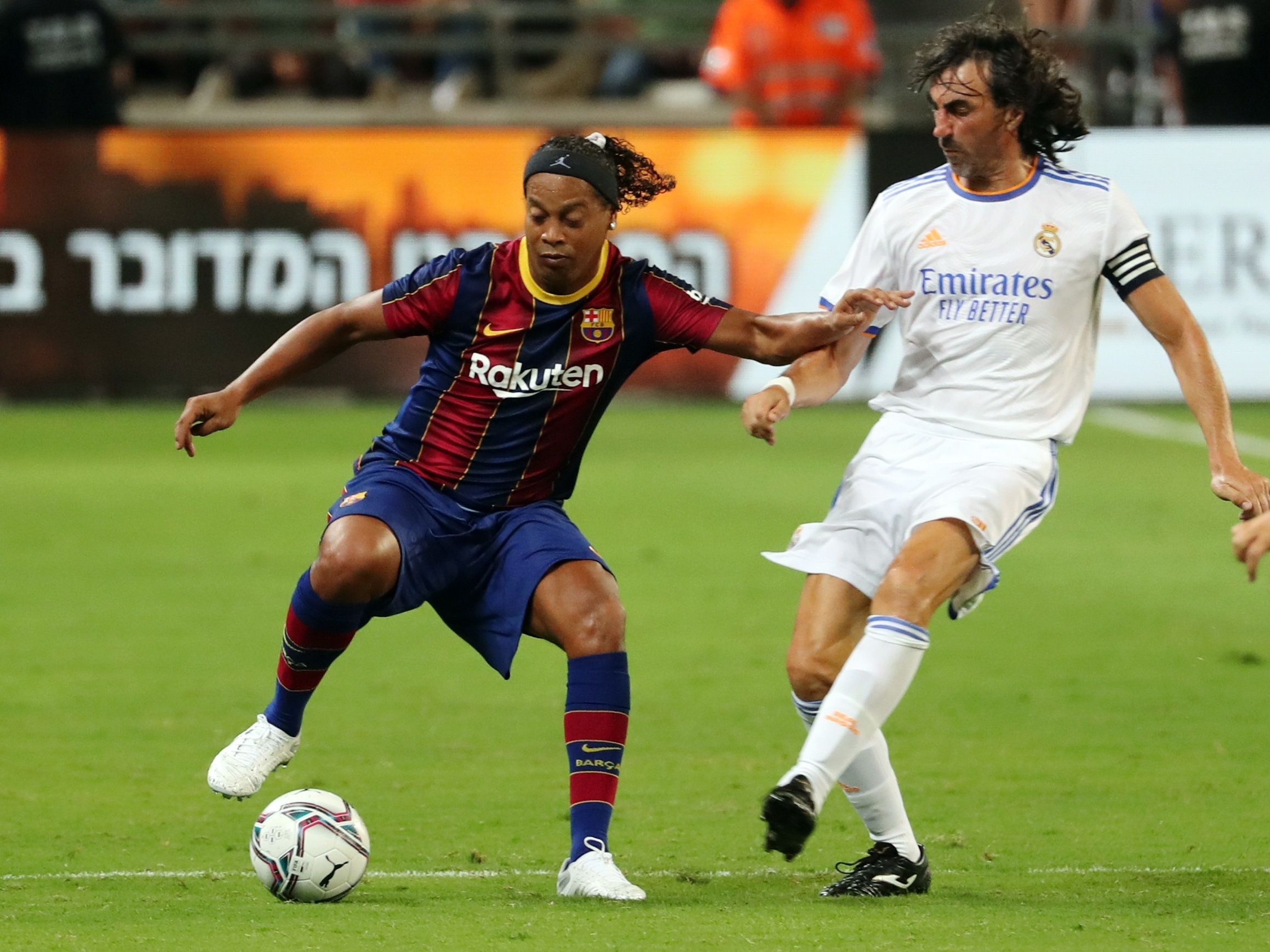 Ronaldinho Gaúcho dá show em jogo de lendas de Barcelona e Real Madrid