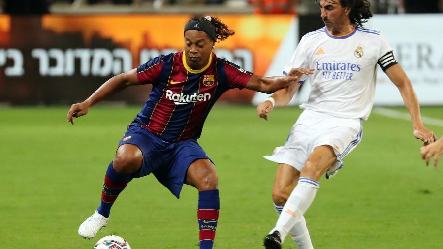 Ronaldinho Gaúcho em ação durante amistoso entre lendas de Barcelona e Real Madrid em Israel - REUTERS